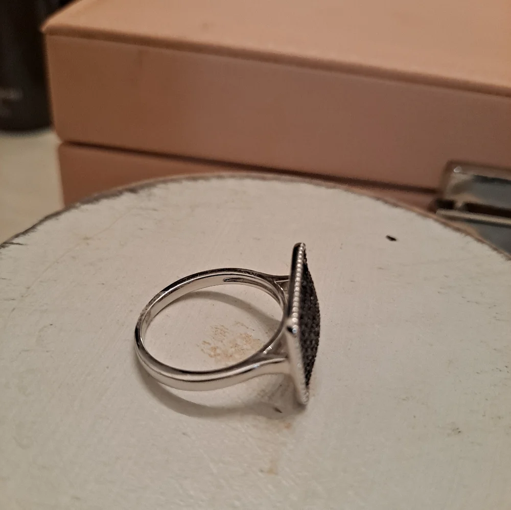 Size 10 ring - Picture 2 of 4